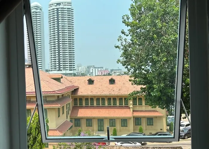 Happio Near Chabad House Guest house 2*